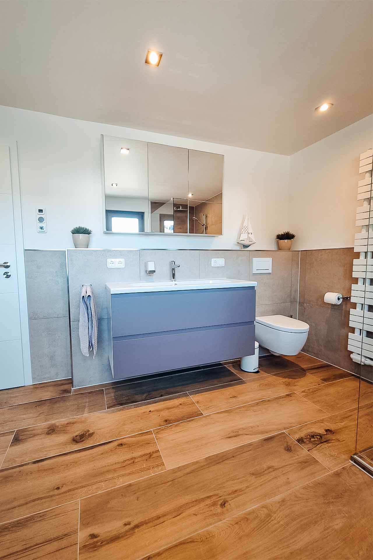 Badezimmer In Holzoptik Sanieren Von Fliesen Rossbroich within Holzoptik Fliesen Badezimmer