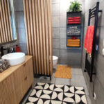 Badezimmer Mit Holzpaneelen Als Trennwand Regarding Raumteiler Badezimmer