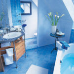 Blaues Bad In Der Dachschräge, Blaue … – Buy Image – 10044010 Pertaining To Blaues Badezimmer