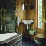 Ein Schwarzer Fliesenboden Umgibt Ein … – Bild Kaufen – 717132 With Regard To Rustikales Badezimmer