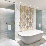 Luxuriöses Bad Mit Marmorfliesen Und … – Bild Kaufen – 12488667 With Badezimmer Marmor Fliesen