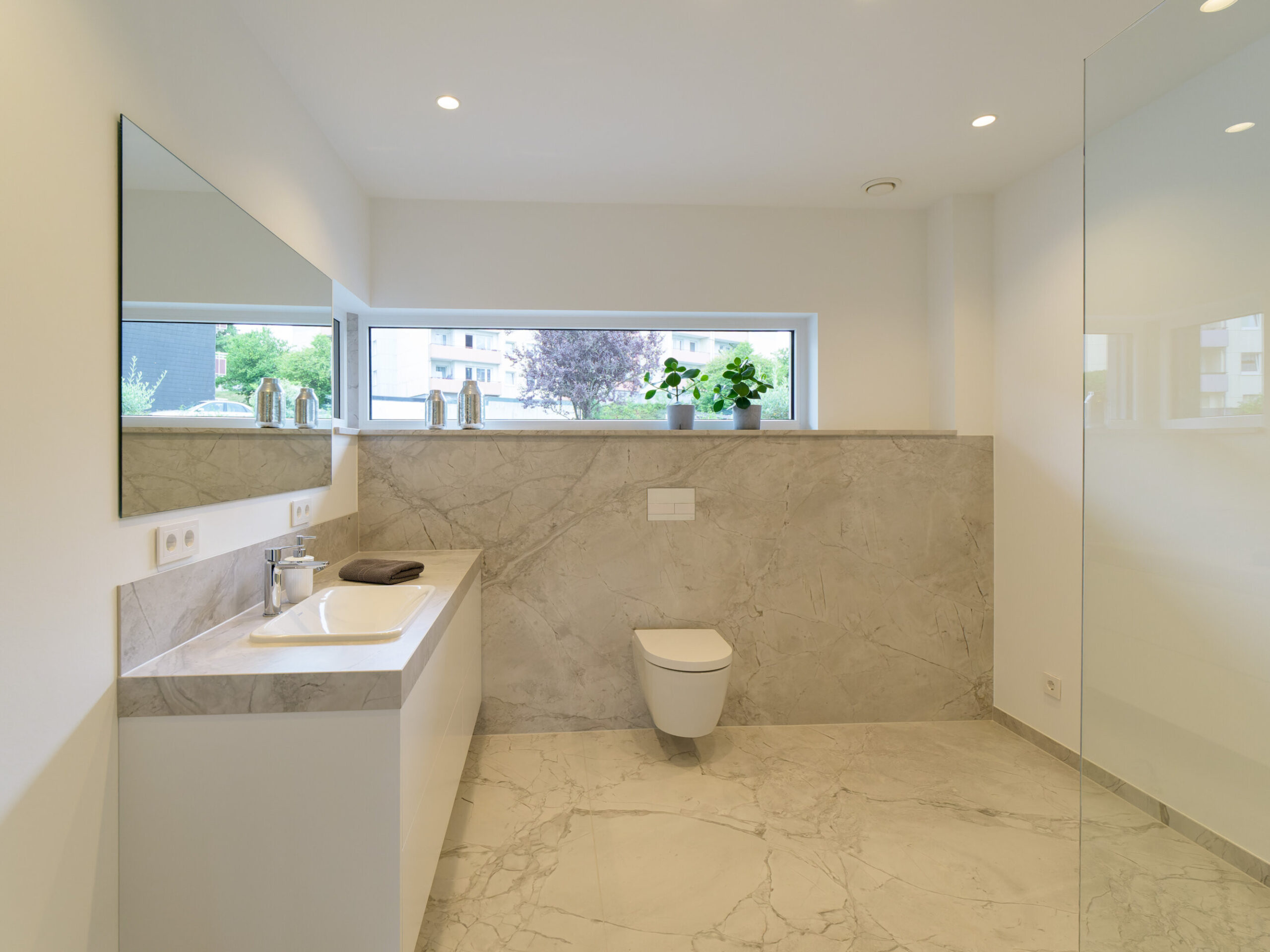 Marmor Badezimmer Mit Platten &amp; Marmoroptik | Wiebe Naturstein pertaining to Badezimmer Marmor Fliesen